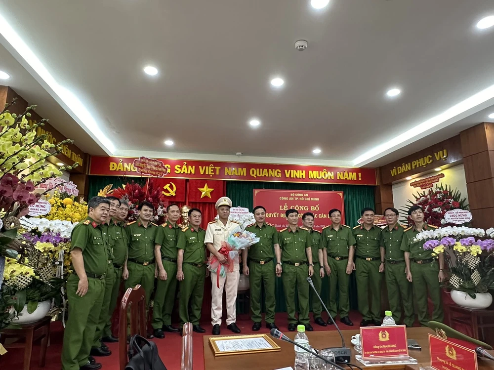 Lãnh đạo Công an TP.HCM chúc mừng tân Trưởng PC03. Ảnh: NT cong-an-tp-hcm-co-tan-truong-phong-canh-sat-hinh-su-1.jpg