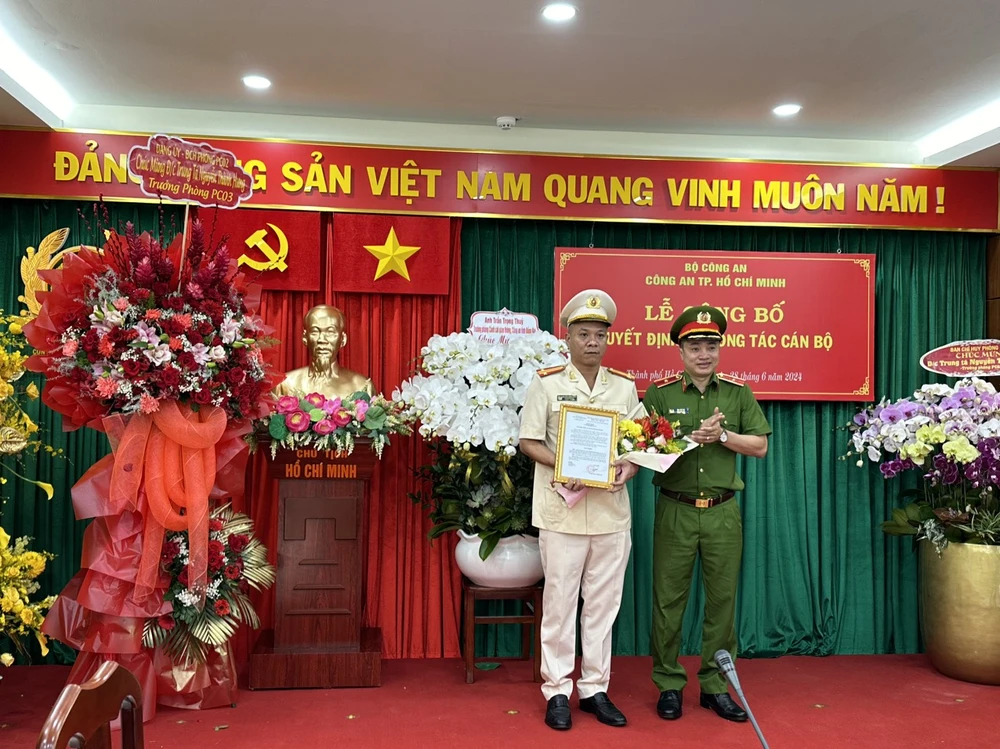 Thiếu tướng Mai Hoàng, Phó Giám đốc Công an TP.HCM trao quyết định cho Trung tá Nguyễn Thành Hưng, Tân Trưởng PC03. Ảnh: NT cong-an-tp-hcm-co-tan-truong-phong-canh-sat-hinh-su.jpg