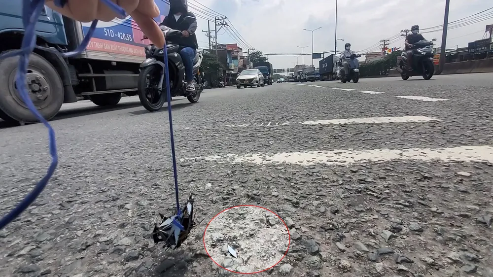 Người dân bức xúc cho biết, "đinh tặc" là một dạng phá hoại tài sản có thể gây nguy hiểm đến tính mạng của người tham gia giao thông khi cán phải, té ngã. Ảnh: NT Đi vài bước đã nhặt được gần 100 mảnh đinh ở cầu vượt An Sương
