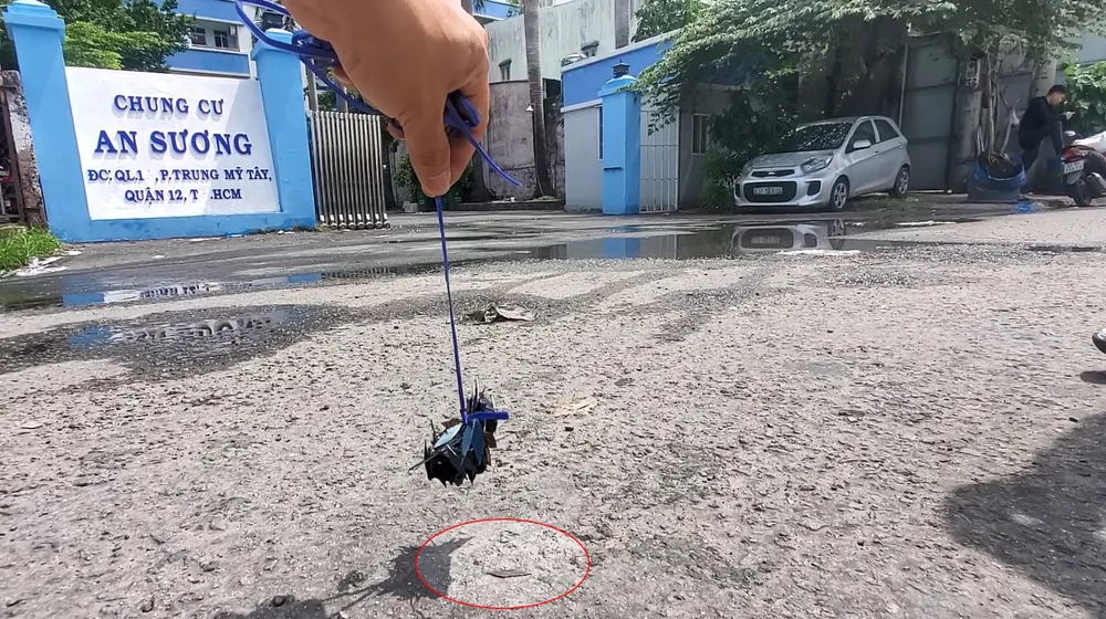 "Đinh tặc" cũng xuất hiện ngay trước cổng ra vào chung cư An Sương. Ảnh: NT Đi vài bước đã nhặt được gần 100 mảnh đinh ở cầu vượt An Sương