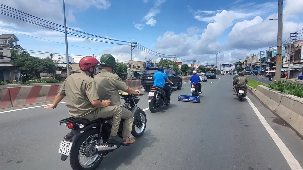 Xe hút đinh trên cầu vượt An Sương địa điểm "đinh tặc" xuất hiện nhiều. Ảnh: NT Công an, Đoàn thanh niên cùng kéo xe hút đinh ở cầu vượt An Sương