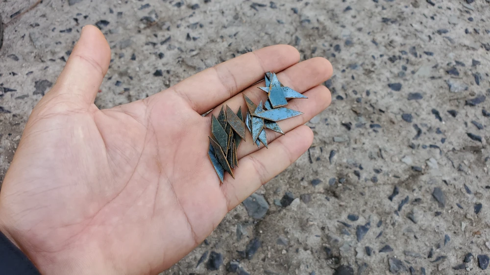 Trong sáng cùng ngày, trước khi Công an, Đoàn Thanh niên phường Trung Mỹ Tây dùng xe hút thì PV đã gom nhặt ở dốc cầu vượt An Sương 22 mảnh đinh hình thoi. Ảnh: NT Công an, Đoàn thanh niên cùng kéo xe hút đinh ở cầu vượt An Sương