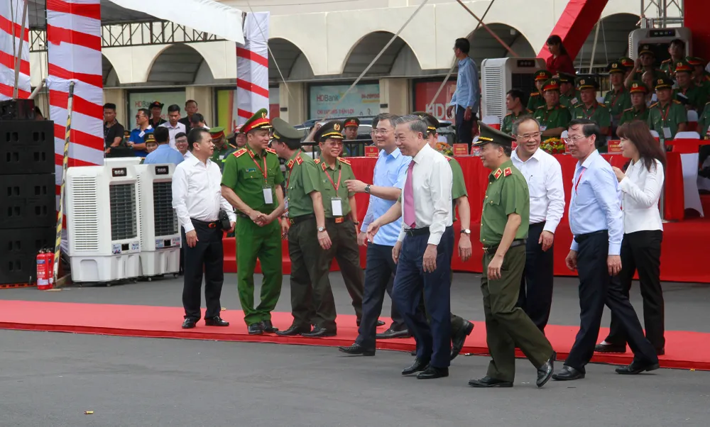 chum-anh-le-ra-mat-luc-luong-tham-gia-bao-ve-an-ninh-trat-tu-o-co-so-o-tp-hcm (11).jpg