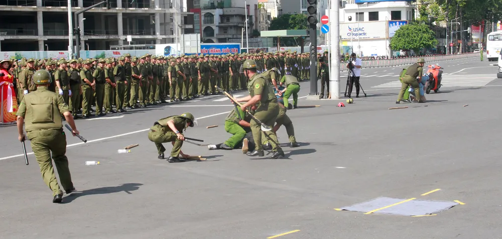 chum-anh-le-ra-mat-luc-luong-tham-gia-bao-ve-an-ninh-trat-tu-o-co-so-o-tp-hcm (7).jpg