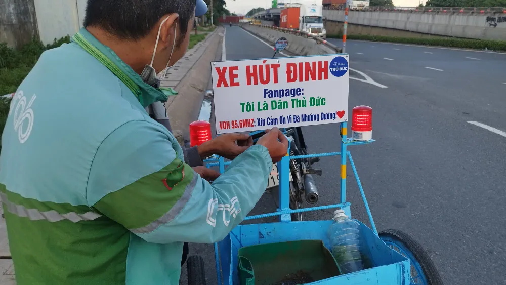 Một anh xe ôm công nghệ ghé lại chia sẻ rằng mình cũng từng bị vấn nạn này, khi đang lưu thông với tốc độ 60km/h thì thấy bánh xe kêu “xoẹt xoẹt” và kịp thời tấp vào lề. Ảnh: NHẬT TRUNG Tối hút sạch, sáng ‘đinh tặc’ lại xuất hiện ở cầu vượt Linh Xuân