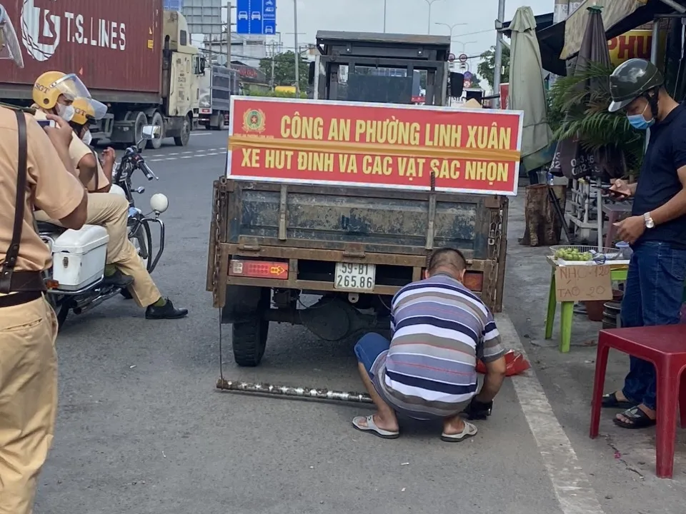 Đội hình hút đinh của phường Linh Xuân ra quân tại khu vực cầu vượt Linh Xuân. Ảnh: CAP Linh Xuân. Ảnh: NHẬT TRUNG Tối hút sạch, sáng ‘đinh tặc’ lại xuất hiện ở cầu vượt Linh Xuân