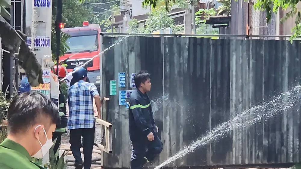 Cảnh sát sau đó phong tỏa hiện trường, dập tắt đám cháy. Ảnh: HT Bãi chứa pallet gỗ hàng ngàn m2 bốc cháy, uy hiếp hàng chục nhà dân ở Bình Chánh