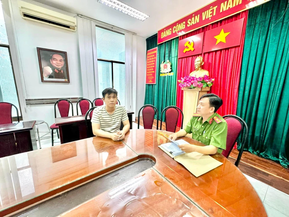 Công an lấy lời khai những người có vai trò chủ chốt để làm rõ. Ảnh: CA 2 người ở quận 12 mua tài khoản, tổ chức đánh bạc bị bắt