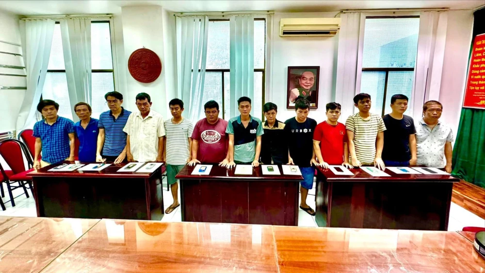 Công an bắt nhiều người để điều tra làm rõ về hành vi đánh bạc và tổ chức đánh bạc. Ảnh: CA 2 người ở quận 12 mua tài khoản, tổ chức đánh bạc bị bắt