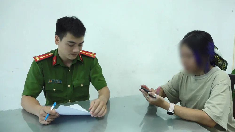 Công an đã trao trả chiếc điện thoại bị cướp giật cho nạn nhân là chị C. Ảnh: BT Đôi nam nữ trong 30 phút, cướp giật 2 iPhone ở quận 1 và TP Thủ Đức