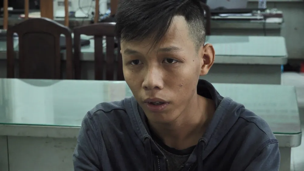 Điền khai nhận thực hiện hai vụ cướp giật trong thời gian khoảng 30 phút ở quận 1 và TP Thủ Đức. Ảnh: BT Đôi nam nữ trong 30 phút, cướp giật 2 iPhone ở quận 1 và TP Thủ Đức