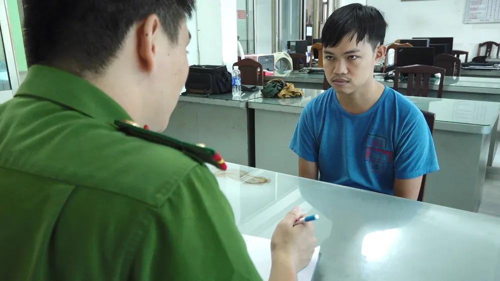 Công an lập hồ sơ xử lý Kha về hành vi tiêu thụ tài sản do người khác phạm tội mà có. Ảnh: BT Đôi nam nữ trong 30 phút, cướp giật 2 iPhone ở quận 1 và TP Thủ Đức