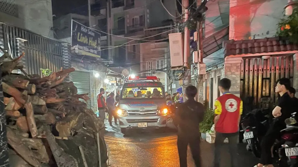 Đến rạng sáng, thi thể 3 mẹ con được đưa về nhà xác để phục vụ điều tra. Ảnh: HT Cháy nổ căn nhà ở quận Gò Vấp, 3 mẹ con chết thảm