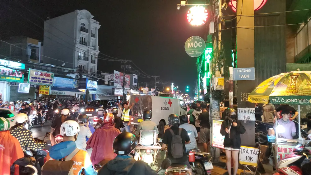 Ảnh hưởng từ vụ tự sát trong quán trà ở quận 12 khiến giao thông qua khu vực ùn ứ. Ảnh: NT Khách nam đâm chết người phụ nữ rồi tự sát trong quán trà ở quận 12