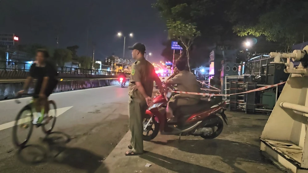 Công an phong tỏa khu vực để khám nghiệm, điều tra. Ảnh: HT Tài xế xe ôm đâm chết người bán đồ câu trong cuộc nhậu trên vỉa hè Quốc lộ 1