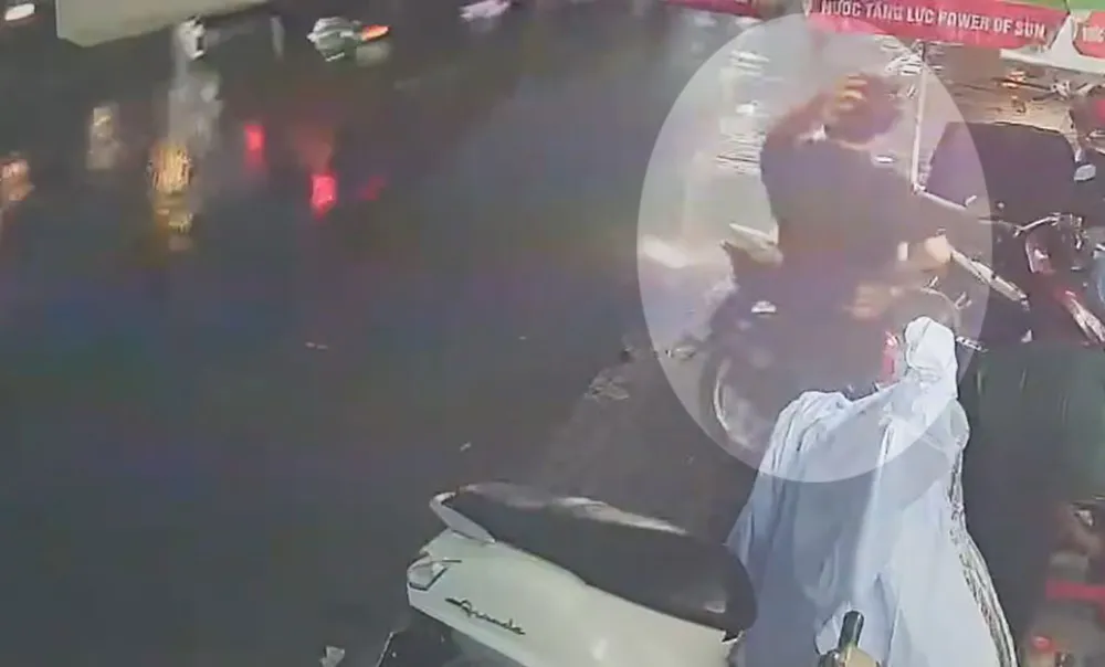 Theo người dân, trước thời điểm xảy ra vụ việc, ông H đã đi tìm mua dao ở tiệm đối diện quán trà. Ảnh: NDCC Vụ người phụ nữ bị đâm chết ở quán trà: Người đàn ông đi mua dao trước khi gây án