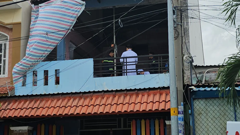 Cảnh sát phối hợp với lực lượng y tế giải cứu người đàn ông. Ảnh: HT Đứt dây võng, người đàn ông bị cây sắt đâm vào đầu ở Bình Tân