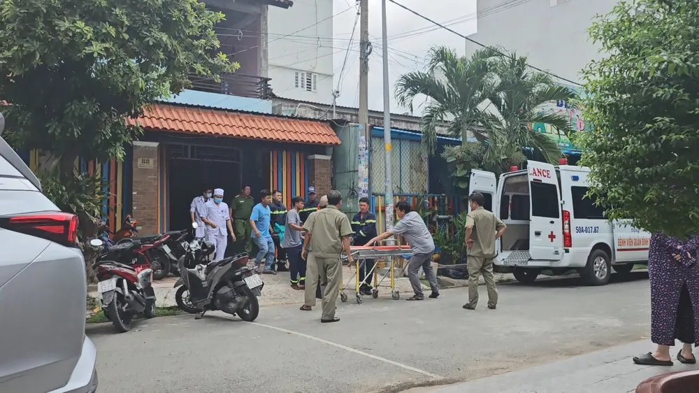 Nạn nhân sau đó được đưa vào bệnh viện cấp cứu. Ảnh: HT Đứt dây võng, người đàn ông bị cây sắt đâm vào đầu ở Bình Tân