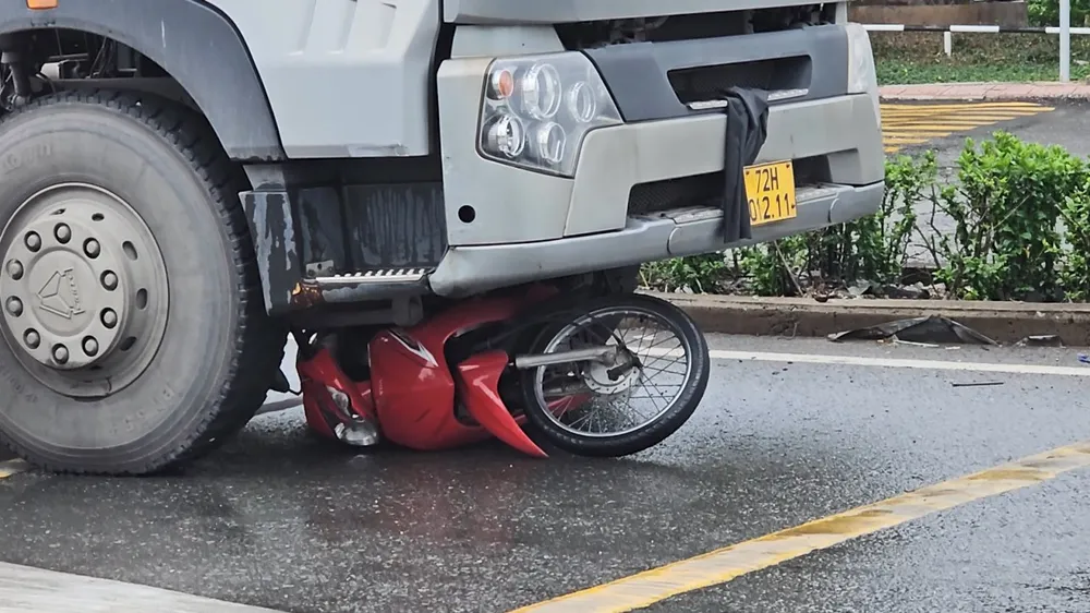 Tai nạn chết người ở vòng xoay Nguyễn Văn Linh, giao thông cửa ngõ phía Tây ùn ứ