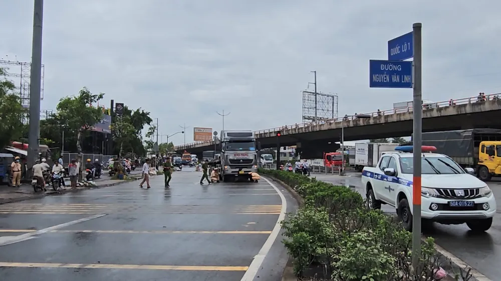 Tai nạn chết người ở vòng xoay Nguyễn Văn Linh, giao thông cửa ngõ phía Tây ùn ứ