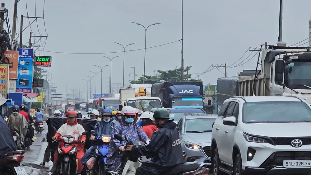 Tai nạn chết người ở vòng xoay Nguyễn Văn Linh, giao thông cửa ngõ phía Tây ùn ứ