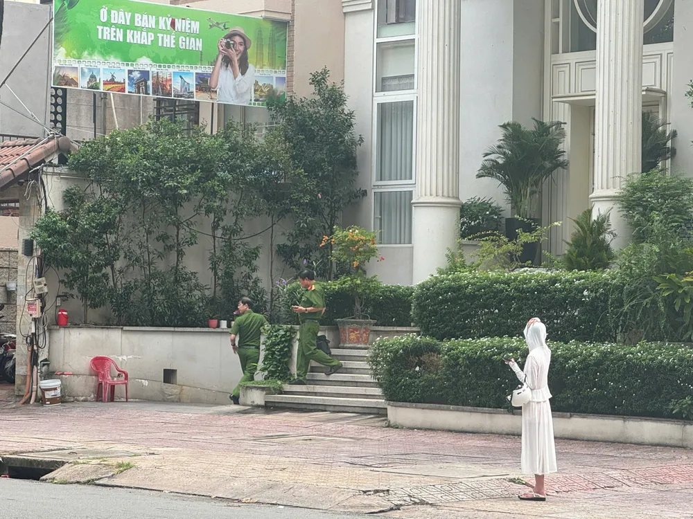 Cảnh sát vào bên trong căn nhà. Ảnh: NT canh-sat-thuoc-bo-cong-an-co-mat-o-nha-ba-loan-tgd-quoc-cuong-gia-lai.jpg