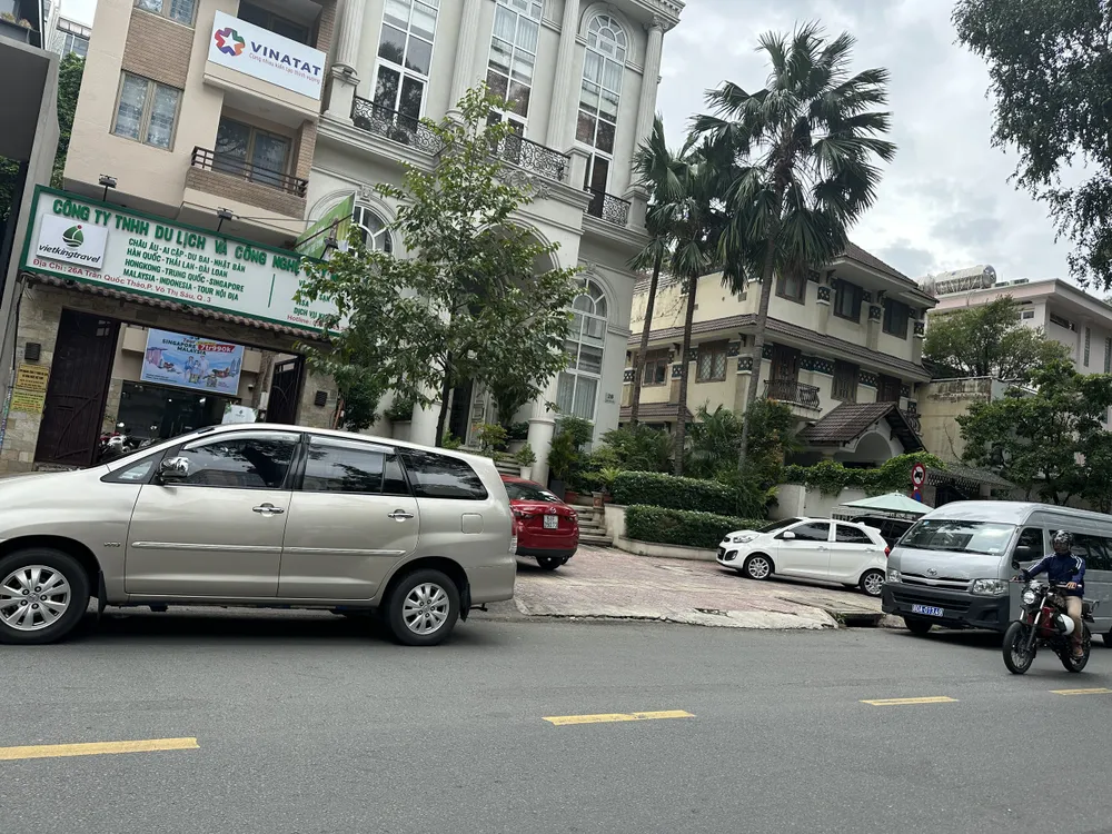 Nhiều xe cảnh sát có mặt trước biệt thự của bà Loan trên đường Trần Quốc Thảo. Ảnh: NY Cảnh sát thuộc Bộ Công an có mặt ở nhà bà Loan, TGĐ Quốc Cường Gia Lai