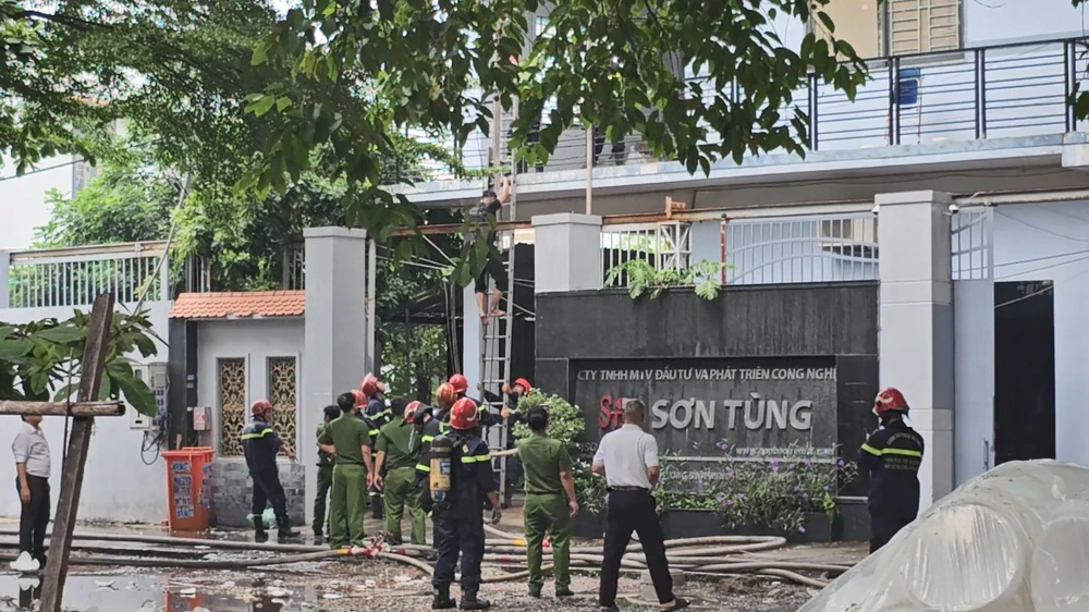 canh-sat-cuu-11-nguoi-ket-o-san-thuong-trong-vu-chay-cong-ty-non-bao-hiem (4).jpg