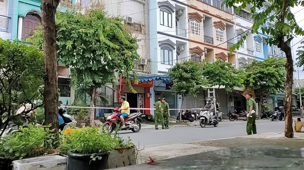 Vụ việc xảy ra trong tiệm massage khiến hai cô gái bị thương, được đưa vào bệnh viện cấp cứu. Ảnh: NT Nam thanh niên đâm chém 2 cô gái trong tiệm massage ở quận 12
