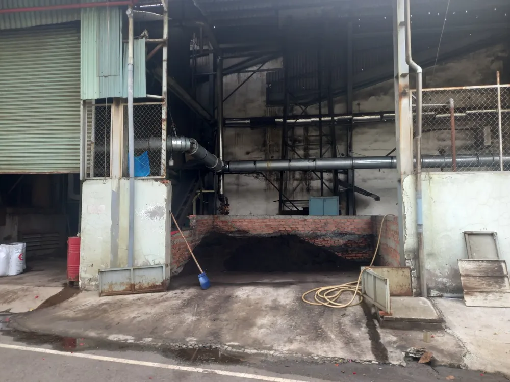 Cơ quan chức năng cũng yêu cầu công ty Liên Phương khắc phục các tồn tại. Ảnh: NY chi-cuc-bao-ve-moi-truong-kiem-tra-tai-cong-ty-lien-phuong (1).jpg