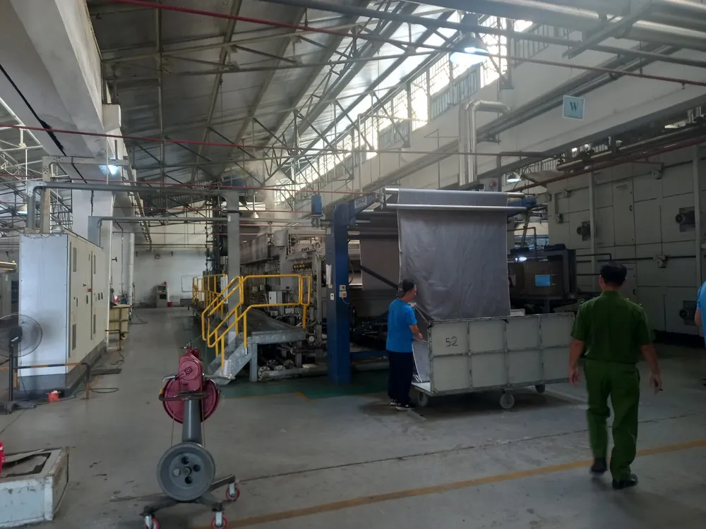Cơ quan chức năng tổ chức kiểm tra tại Công ty Liên Phương. Ảnh: NY chi-cuc-bao-ve-moi-truong-kiem-tra-tai-cong-ty-lien-phuong (2).jpg