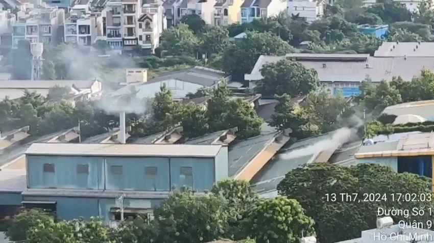 Khói thải bốc cao từ Công ty Liên Phương vào cuối tháng 3-2024 do cư dân chung cư chụp lại. Ảnh: Người dân cung cấp chi-cuc-bao-ve-moi-truong-kiem-tra-tai-cong-ty-lien-phuong (4).jpg