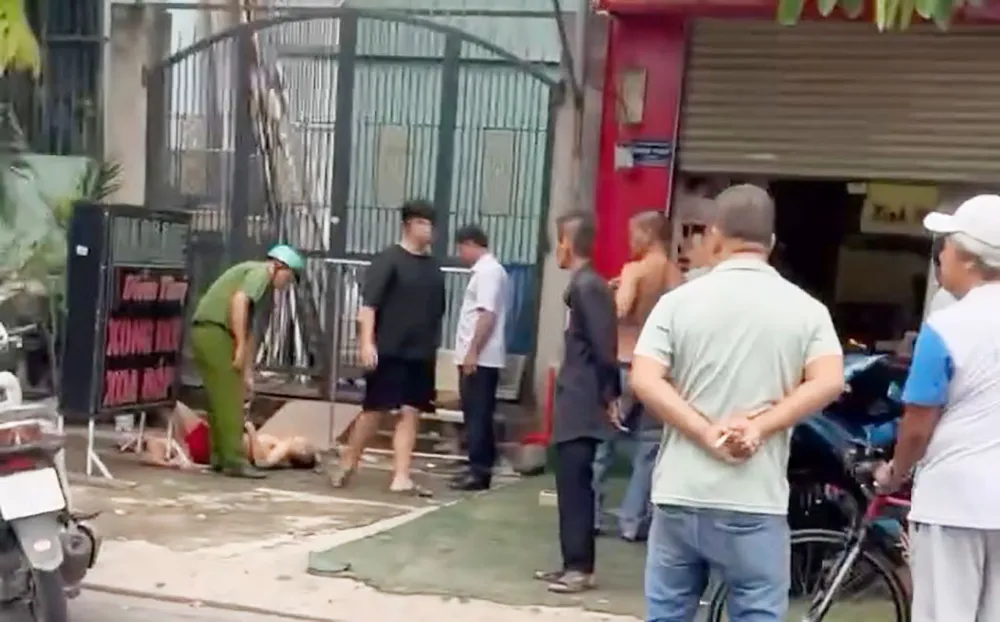 Công an sau đó có mặt, đưa cả ba người vào bệnh viện cấp cứu. Ảnh: HT Thông tin mới vụ nam thanh niên tấn công 2 cô gái ở tiệm massage rồi nhảy lầu