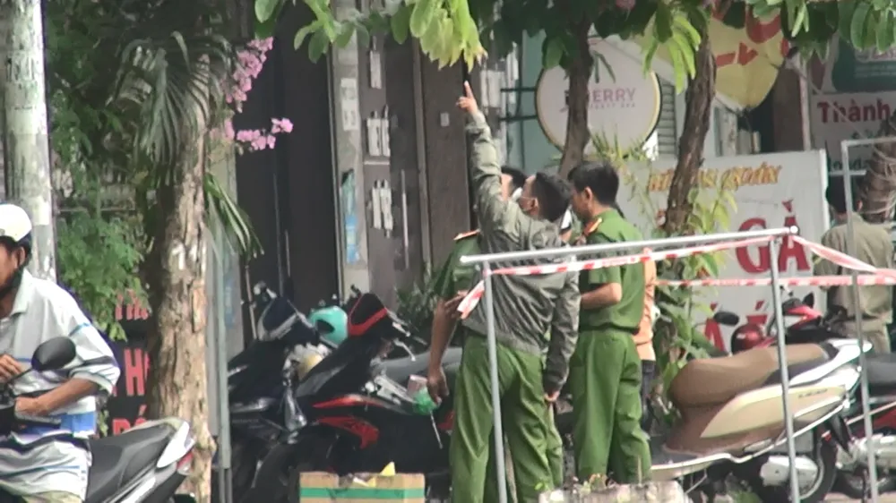 Theo người dân, nghi phạm đã nhảy từ trên lầu xuống, bị thương. Ảnh: NT Thông tin mới vụ nam thanh niên tấn công 2 cô gái ở tiệm massage rồi nhảy lầu