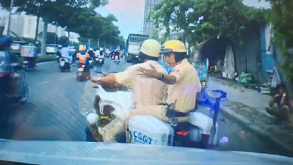 CSGT Nam Sài Gòn đã nhanh chóng hỗ trợ, giúp đưa sản phụ đến bệnh viện kịp thời. Ảnh: CA CSGT Nam Sài Gòn mở đường đưa sản phụ đến bệnh viện cấp cứu kịp thời