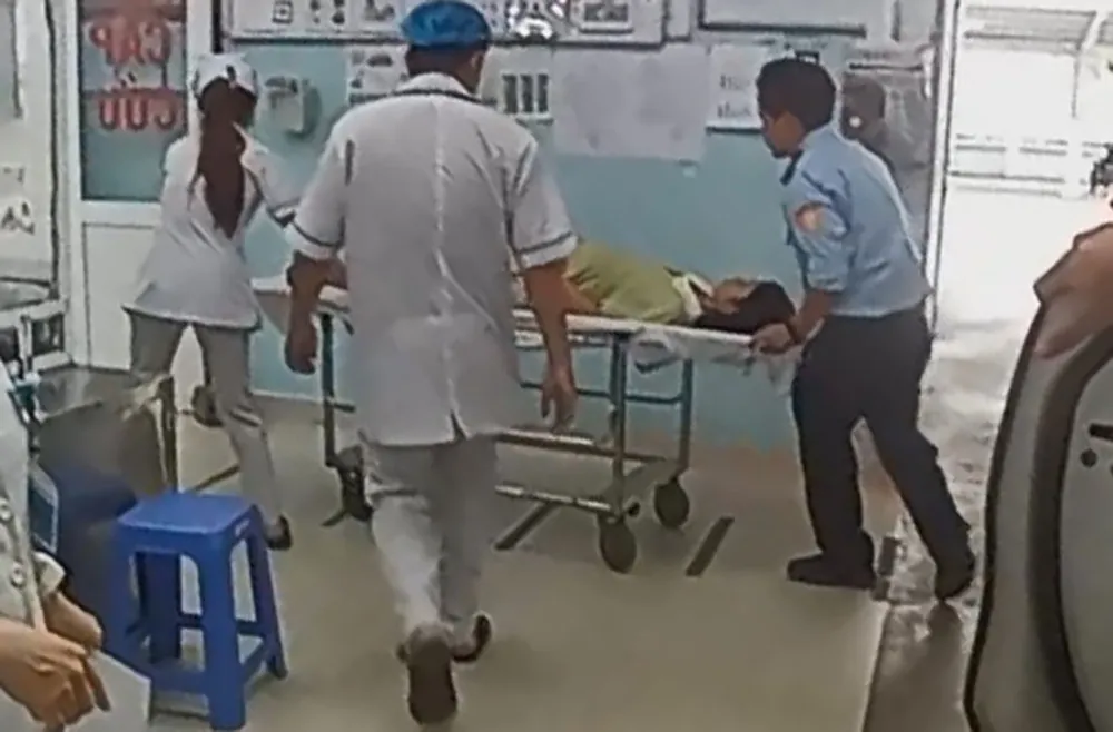 Sản phụ được đưa vào bệnh viện kịp thời và hạ sinh bé trai khỏe mạnh sau đó. Ảnh: CA csgt-nam-sai-gon-mo-duong-dua-san-phu-den-benh-vien-cap-cuu-kip-thoi.jpg