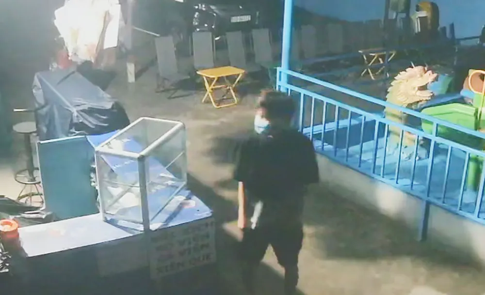 Người này thản nhiên đi lại khắp nơi trong quán để tìm tài sản. Ảnh cắt từ clip Quán cà phê liên tục bị trộm ‘ghé thăm’, lấy từ bàn ghế đến iPhone 11