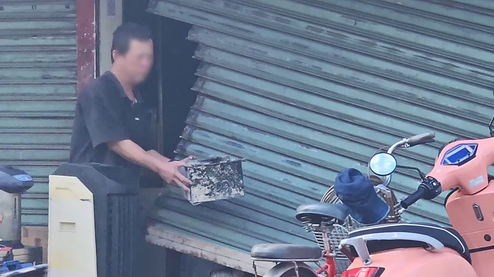 Đến trưa ngày 25-7, người trong quán ăn vẫn đang dọn dẹp, khắc phục. Ảnh: HT Điều tra vụ cháy quán ăn ở quận Tân Phú