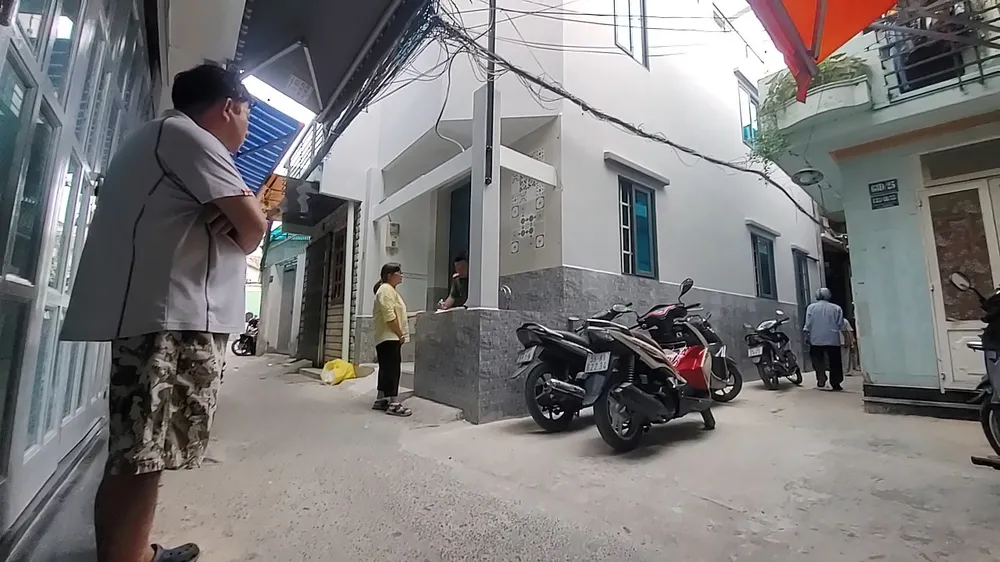 Đến chiều tối ngày 24-7, cơ quan chức năng vẫn đang lấy lời khai, làm rõ vụ việc người đàn ông tử vong khi sửa rơ le bồn nước. Ảnh: NT Sửa rơ le bồn nước giúp hàng xóm, người đàn ông nghi bị điện giật tử vong