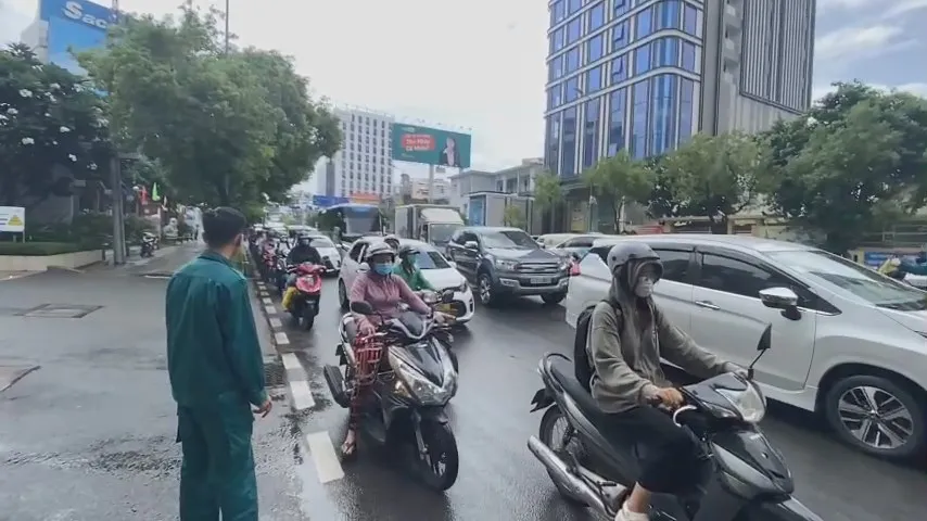 Xe máy lấn làn tông đuôi ô tô, đường Nguyễn Văn Trỗi ùn ứ kéo dài