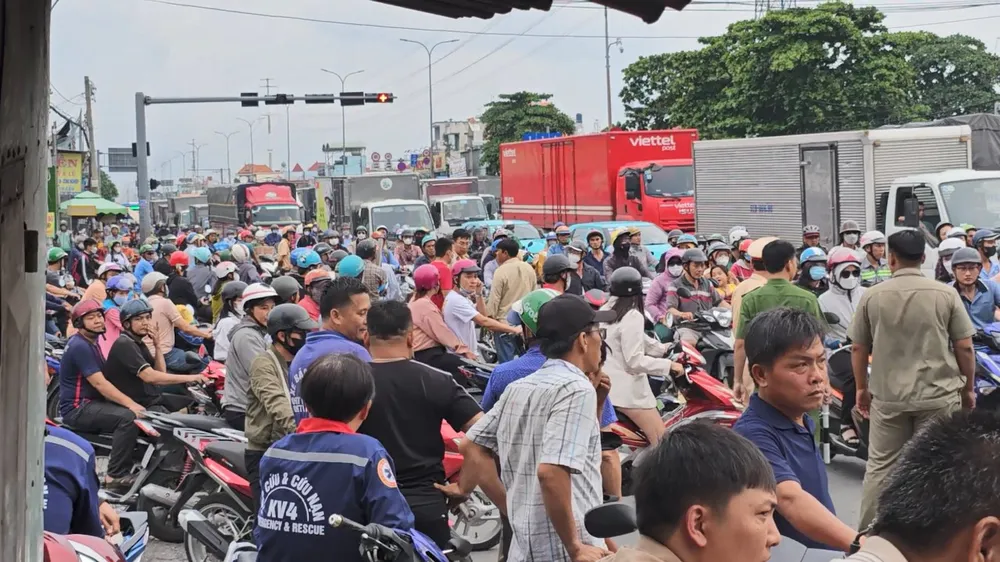 Ảnh hưởng từ tai nạn khiến giao thông qua khu vực hỗn loạn. Ảnh: HT xe-tai-cuon-xe-may-tren-quoc-lo-1-giao-thong-un-u-nhieu-gio (1).jpg