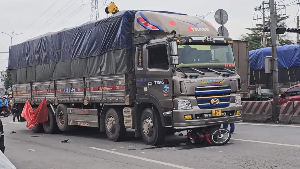 Tai nạn khiến người đàn ông đi xe máy tử vong tại chỗ. Ảnh: HT xe-tai-cuon-xe-may-tren-quoc-lo-1-giao-thong-un-u-nhieu-gio (3).jpg