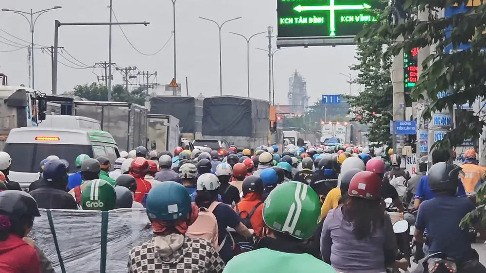 Dòng phương tiện nối đuôi nhau, ùn ứ kéo dài trên Quốc lộ 1. Ảnh: HT xe-tai-cuon-xe-may-tren-quoc-lo-1-giao-thong-un-u-nhieu-gio (4).jpg