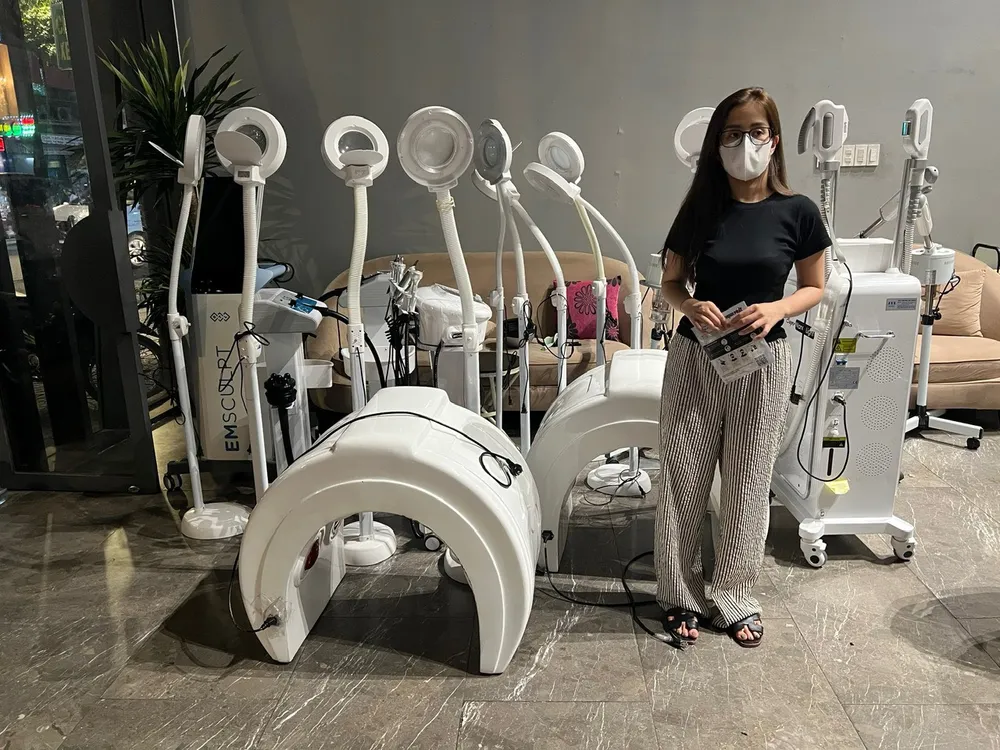 Bà L được xác định là chủ cơ sở. Ảnh: CA Spa 'chui' làm dịch vụ tăng kích thước ‘cậu nhỏ’… rồi cưỡng đoạt tài sản