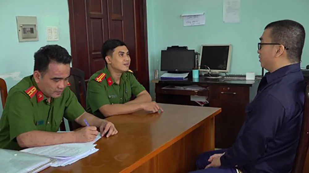 Công an lập hồ sơ, lấy lời khai với Ken. Ảnh: CA Thế chấp nhà mặt tiền, vay 8 tỉ thì bị nhân viên ngân hàng ‘lừa chiếm’