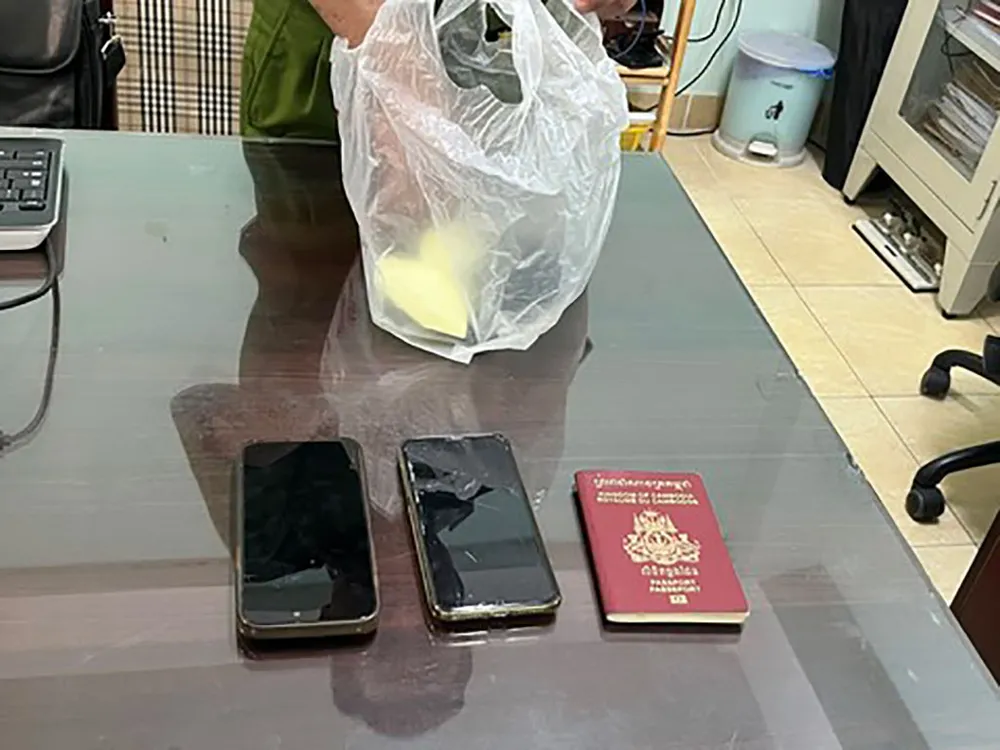 Tang vật liên quan bị công an thu giữ. Ảnh: CA the-chap-nha-mat-tien-vay-8-ti-thi-bi-nhan-vien-ngan-hang-lua-chiem.jpg