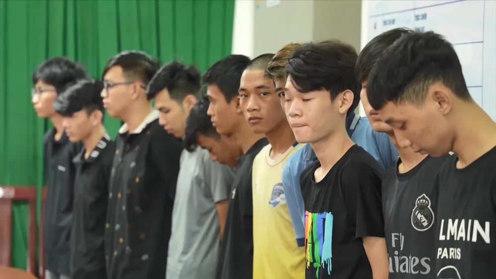 Công an quận Tân Phú nhanh chóng xác định, bắt hàng chục người liên quan. Ảnh: CA Tập hợp 60 người cầm mã tấu, ba chĩa… đánh khách, đập phá quán cà phê