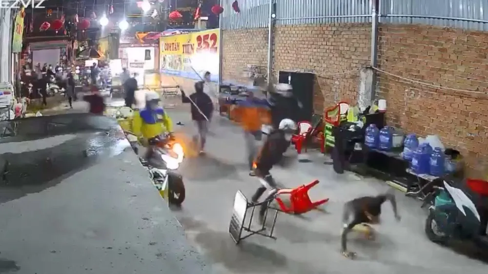 Nhóm người cầm mã tấu, hung khí... xông vào quán cà phê đập phá, đánh người. Ảnh: CA Tập hợp 60 người cầm mã tấu, ba chĩa… đánh khách, đập phá quán cà phê