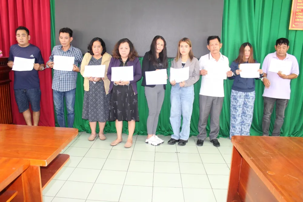 Công an bắt băng nhóm chuyên móc túi sinh viên, người dân trong các dịp lễ tốt nghiệp và lễ hội. Ảnh: CA Công an bắt nhóm 8 người chuyên móc túi sinh viên… trong lễ tốt nghiệp, lễ hội