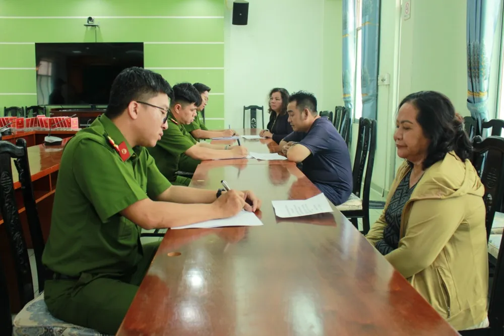 Công an hiện đang đấu tranh, mở rộng điều tra vụ việc. Ảnh: CA Công an bắt nhóm 8 người chuyên móc túi sinh viên… trong lễ tốt nghiệp, lễ hội